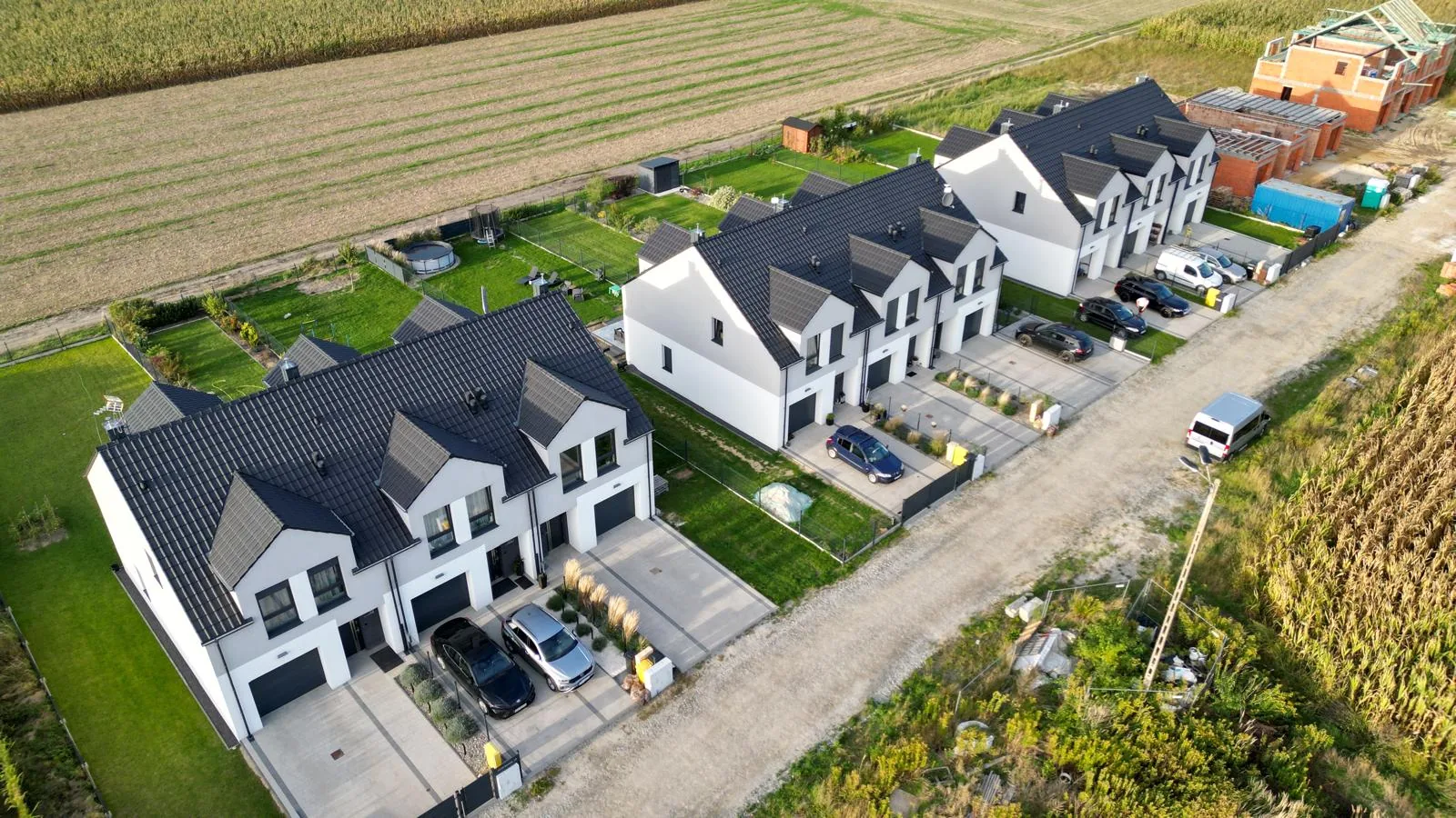 Droga wewnętrzna i gotowe domy na Osiedlu Szafirowym
