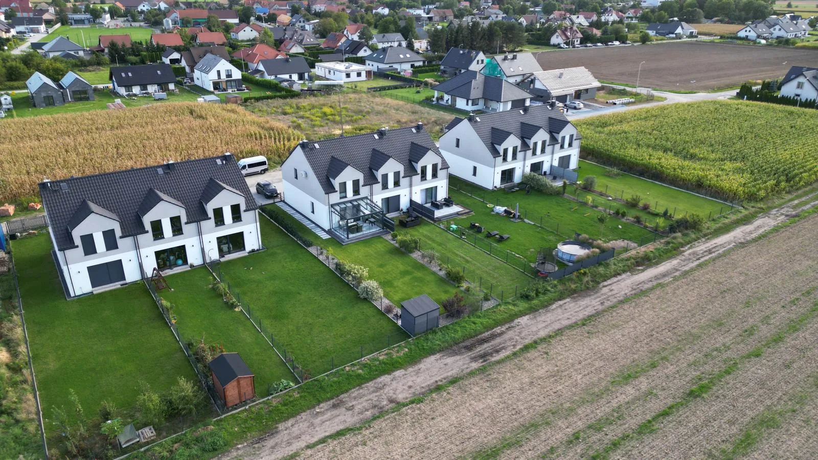Gotowe domy i zagospodarowane ogrody na Osiedlu Szafirowym