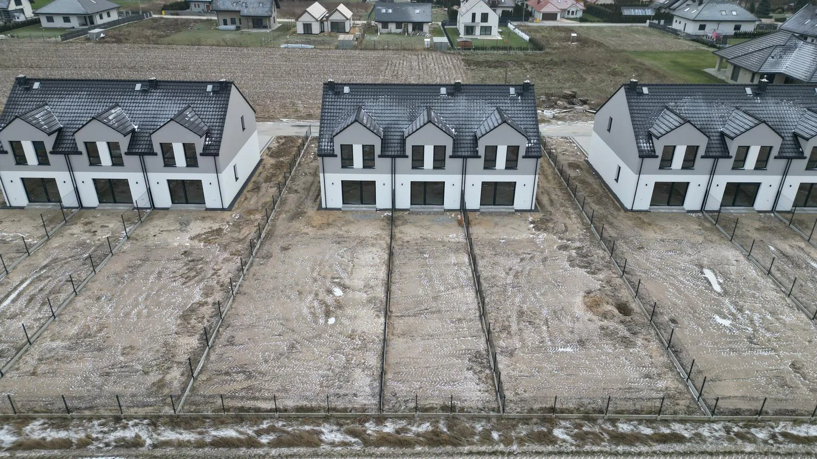 Tylne elewacje domów i prywatne ogrody na Osiedlu Szafirowym